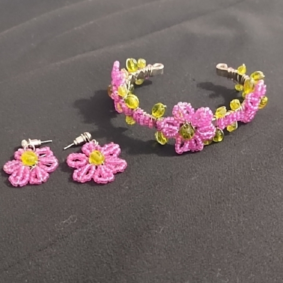 Y2K Vibrant Pink and Green Beaded Floral Jewelry Set Bracelet & Post Earrings - Picture 1 of 13